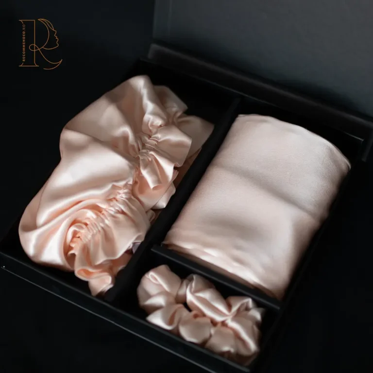 Set Mătase Mulberry Baby Pink – Față de Pernă, Bonetă și Elastic de Păr